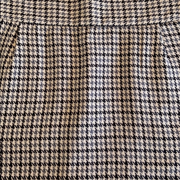 Banana Republic herringbone mini-skirt - Picture 3 of 3